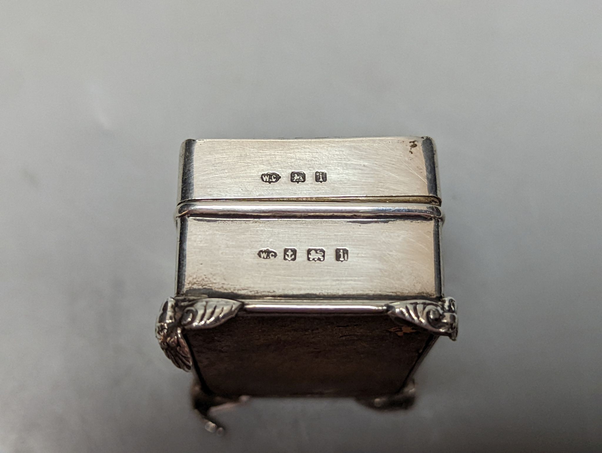 A small Edwardian silver and tortoiseshell pique trinket box, William Comyns, Birmingham, 1908, 5cm.